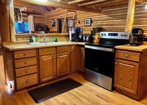 Private kitchen - Calm Waters Cabin-RELAX :sauna/jacuzzi tub/campfire & RECREATE :water/trails/MTU (Hancock)