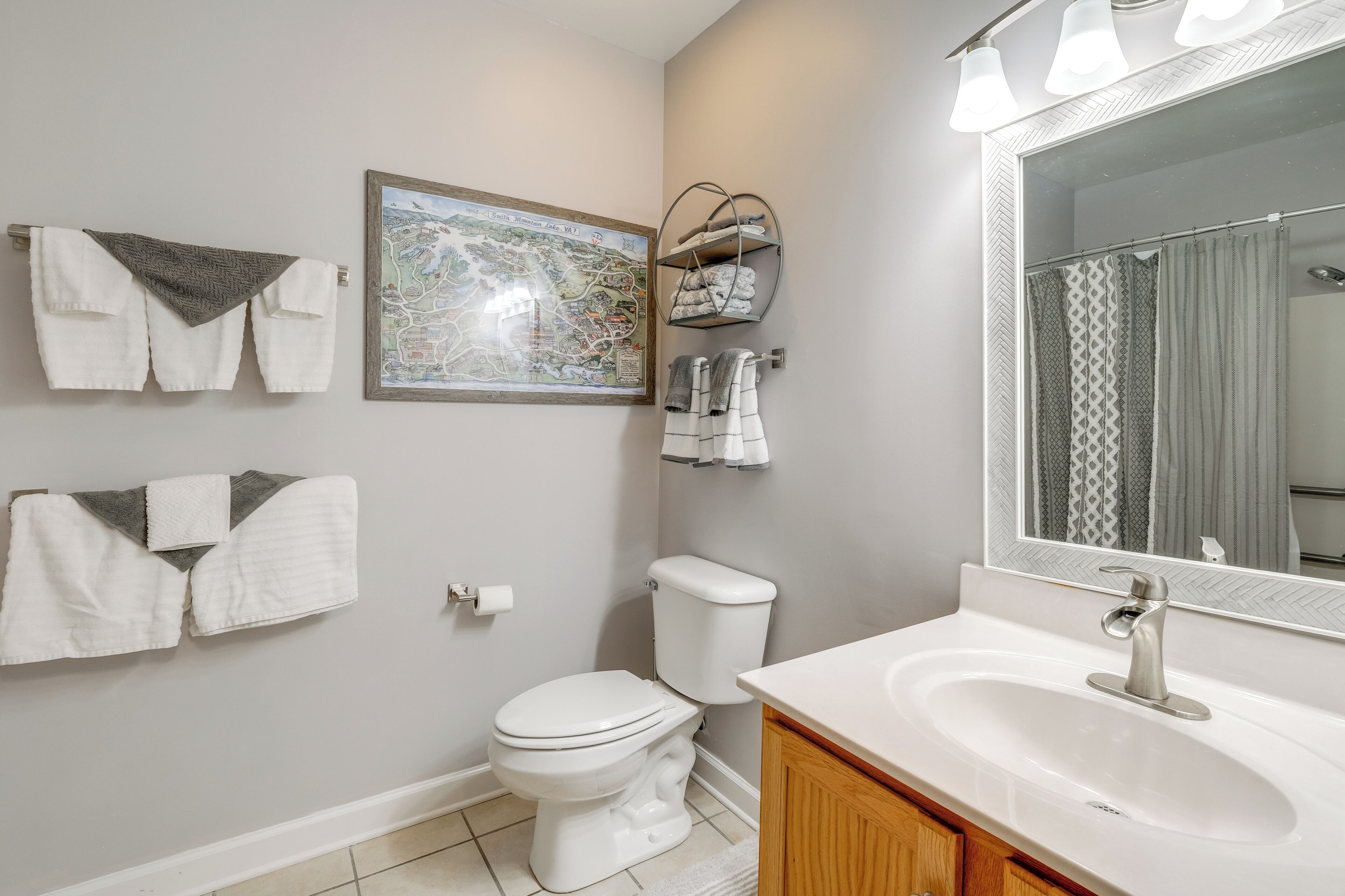 Une salle de bain équipée de toilettes, d’un lavabo et d’un porte-serviettes.