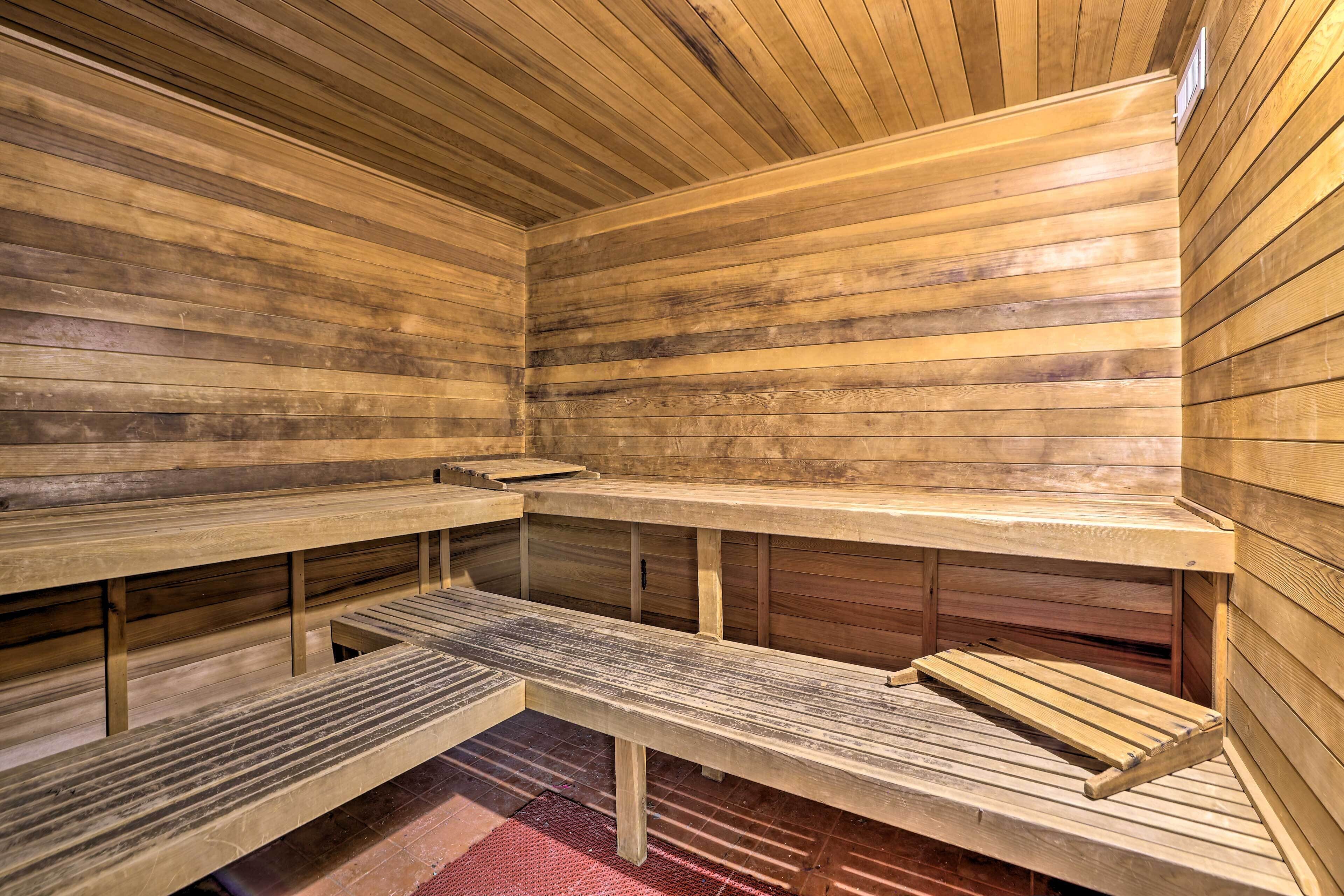 Una sauna con bancos de madera y suelo inclinado.
