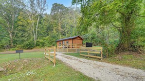 Interior - Hudsons Hideaway Cabin on Creek in Beattyville! (Beattyville)