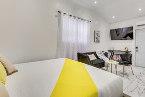 Interior - 5 Mi to Sawgrass Mills: Couples Retreat w/ Patio (Sunrise)