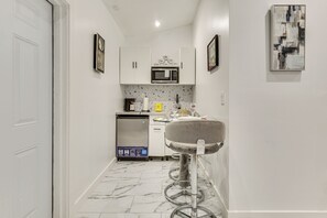 Interior - 5 Mi to Sawgrass Mills: Couples Retreat w/ Patio (Sunrise)