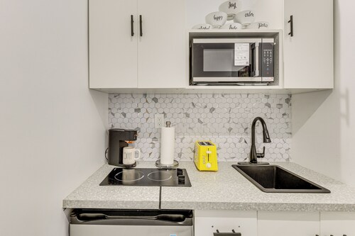 5 Mi to Sawgrass Mills: Couples Retreat w/ Patio