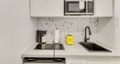 5 Mi to Sawgrass Mills: Couples Retreat w/ Patio