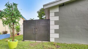 Interior - 5 Mi to Sawgrass Mills: Couples Retreat w/ Patio (Sunrise)