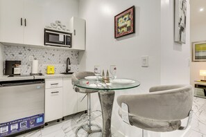 Interior - 5 Mi to Sawgrass Mills: Couples Retreat w/ Patio (Sunrise)