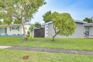 Interior - 5 Mi to Sawgrass Mills: Couples Retreat w/ Patio (Sunrise)