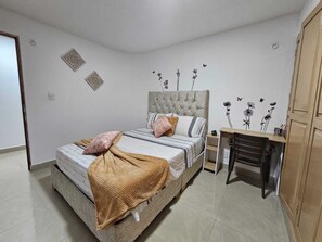 3 bedrooms, iron/ironing board, WiFi, bed sheets