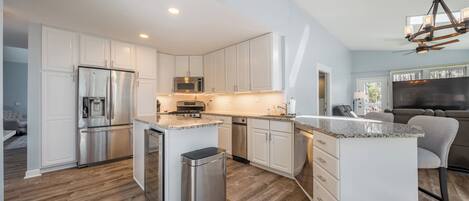 雪櫃、微波爐、焗爐、爐具