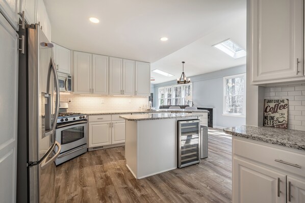 Jääkaappi, mikroaaltouuni, uuni, liesi