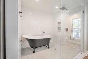Een douche, een haardroger, handdoeken, zeep