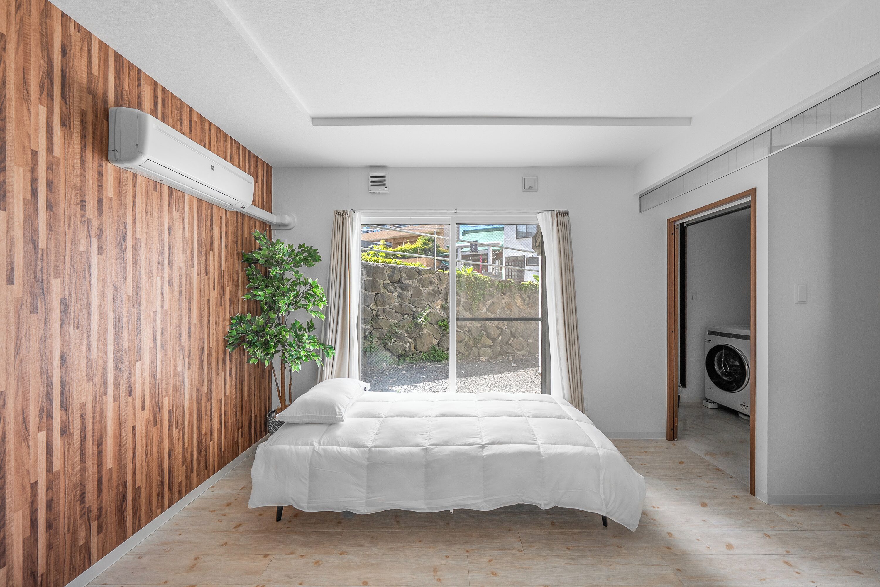 Tabla de planchar con plancha, wifi gratis y ropa de cama 