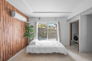 Tabla de planchar con plancha, wifi gratis y ropa de cama
