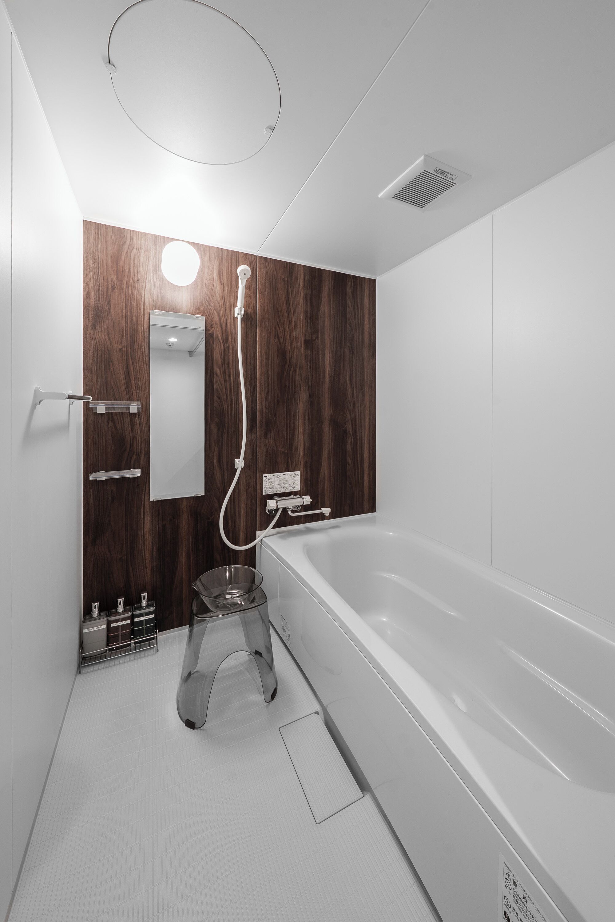 Combined shower/tub, free toiletries, hair dryer, slippers