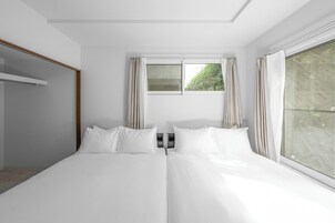 Tabla de planchar con plancha, wifi gratis y ropa de cama 