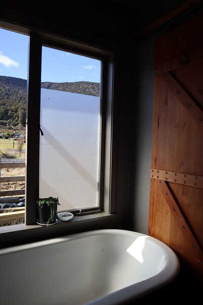 Shadows Hut! Your ultimate mountain escape! Pet Friendly! World heritage site!