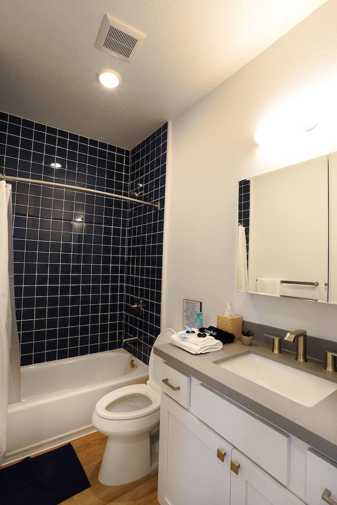 Uma casa de banho moderna com banheira, sanita e lavatório.