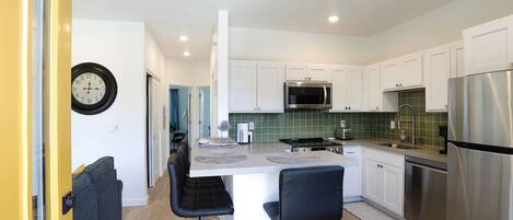 Een koelkast, een magnetron, een oven, een kookplaat