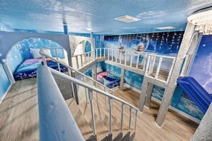 8 عدّة غرف نوم ومكواة/لوح كي وواي فاي وملاءات أسرّة