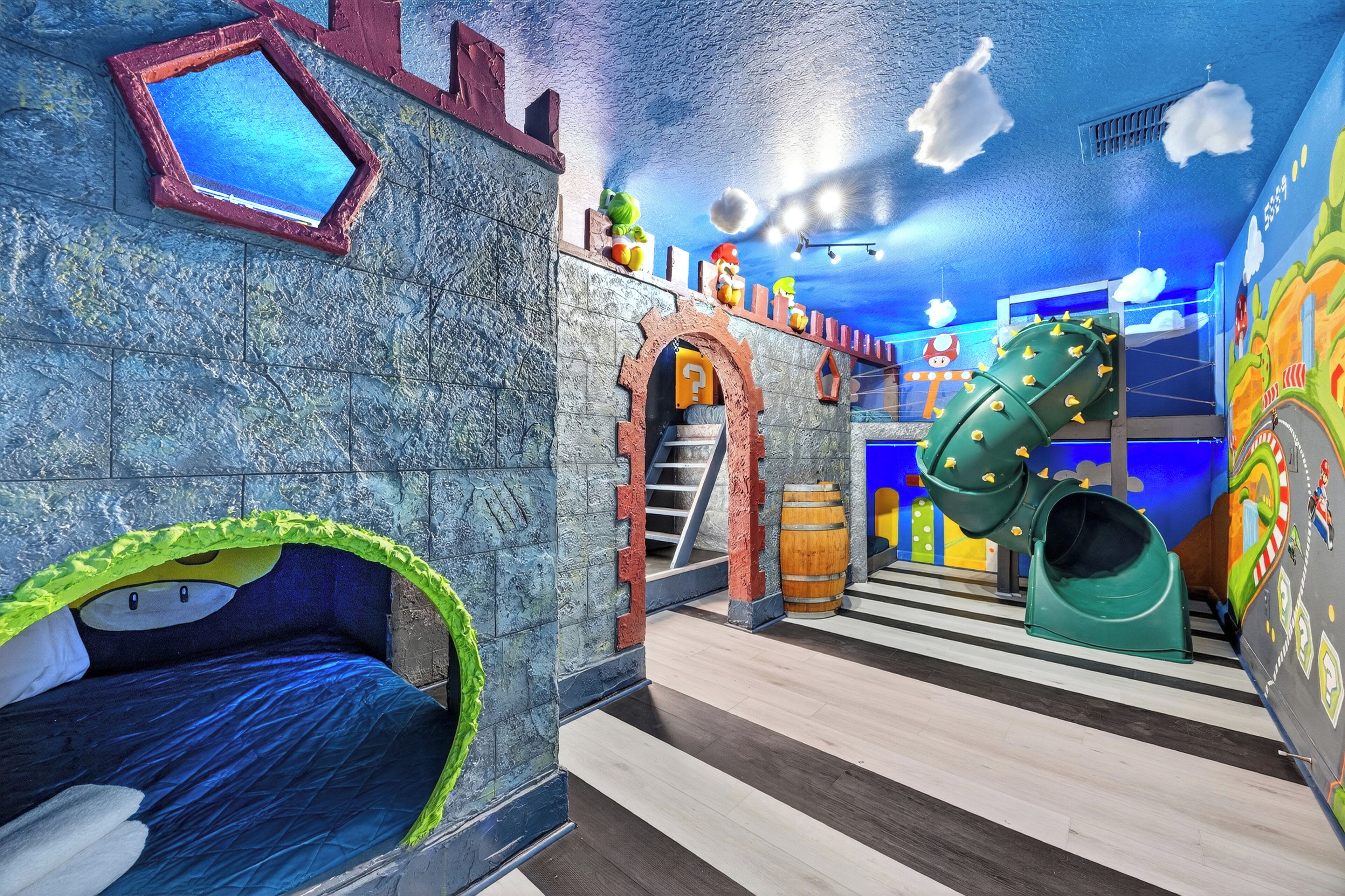 Ein Spielbereich mit Rutsche, Kletterwand und Tunnel.