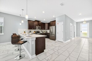 Micro-ondes, four, plaque de cuisson, lave-vaisselle