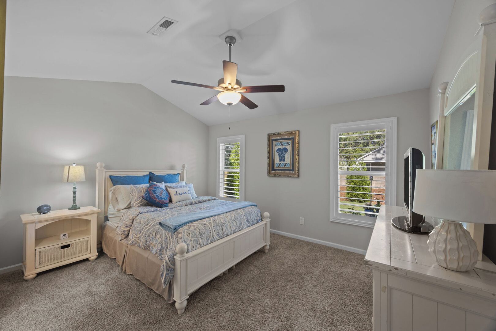 4 bedrooms, iron/ironing board, internet, bed sheets