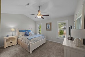 4 bedrooms, iron/ironing board, internet, bed sheets - Modern 3BR Home w/ Backyard, Firepit & Near DT (New Bern)