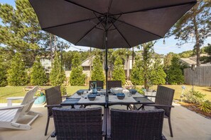 Outdoor dining - Modern 3BR Home w/ Backyard, Firepit & Near DT (New Bern)