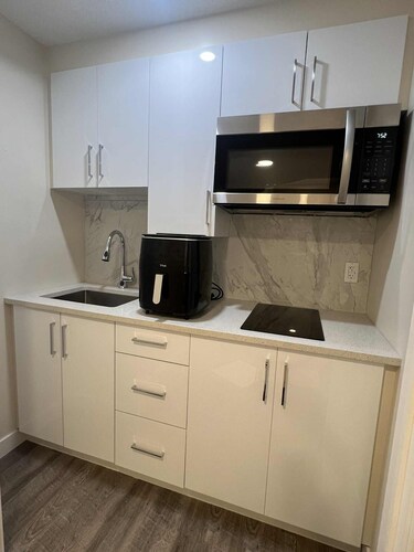 Private/Separate entrance Basement. queen Bed,Bath,washer,kitchen,living,dining.