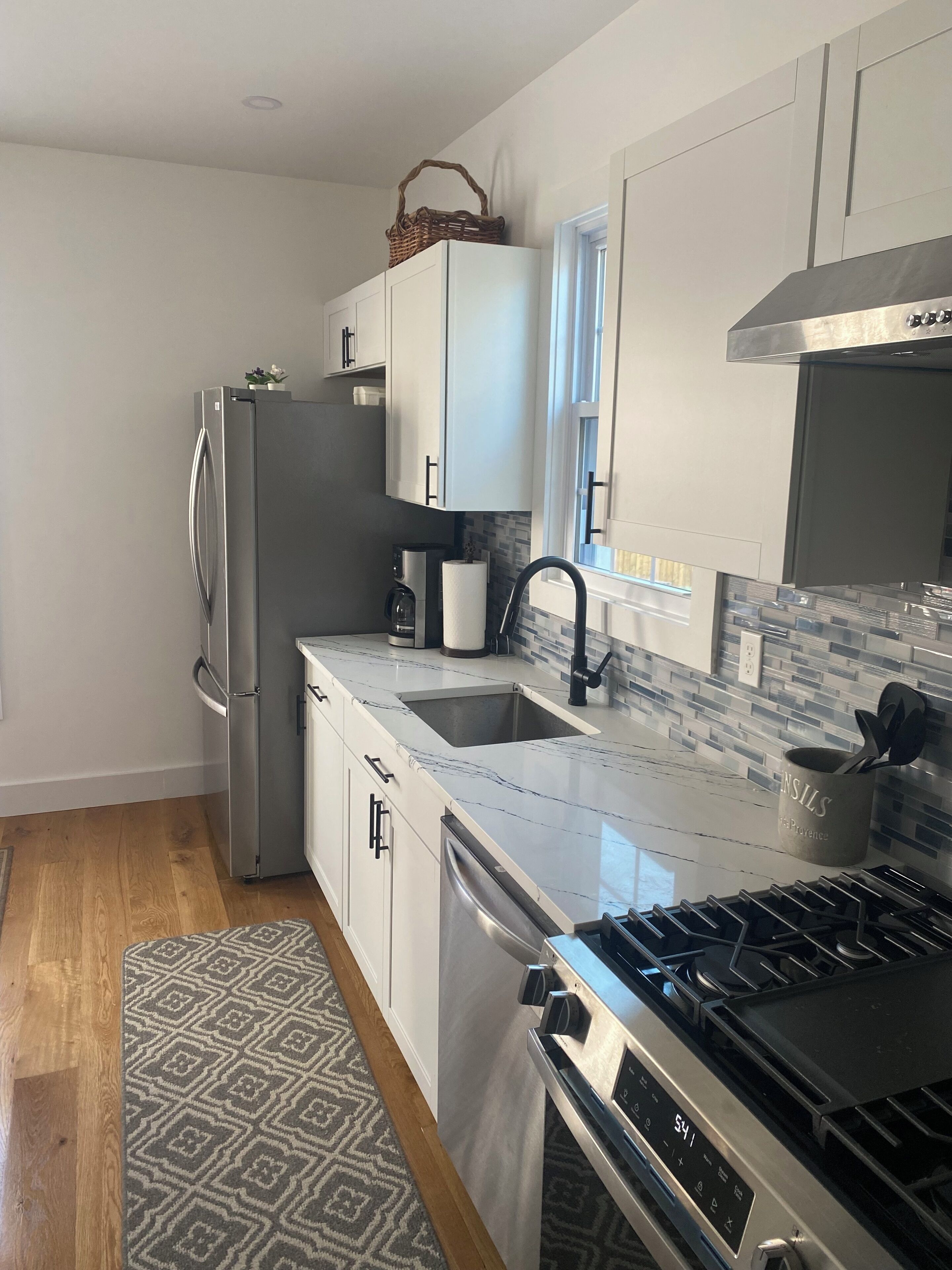 Fridge, microwave, stovetop, dishwasher