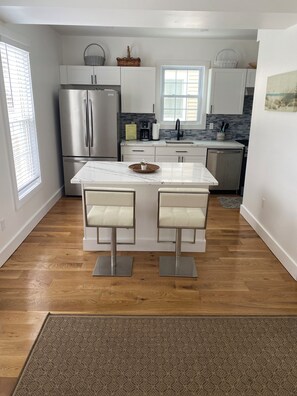 Fridge, microwave, stovetop, dishwasher