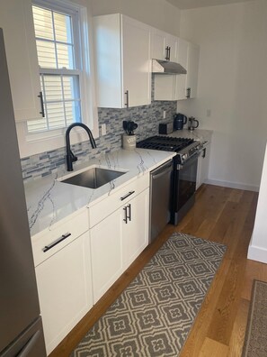 ثلاجة، ميكروويف، موقد طهي مسطح، غسالة أطباق