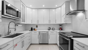 Mikrowelle, Ofen, Herdplatte, Geschirrspüler