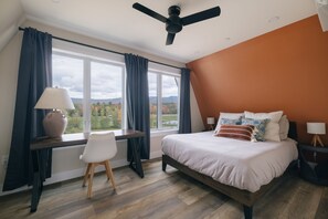 5 bedrooms, desk, WiFi, bed sheets