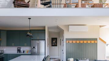 Älytelevisio, takka, videopelejä, pöytäjalkapallopöytä