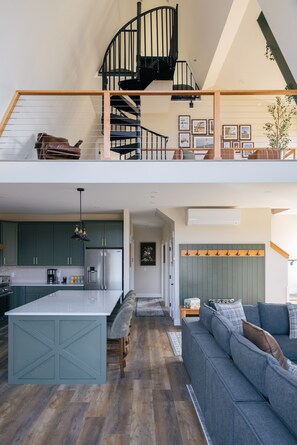 تلفزيون ذكي، مدفأة، ألعاب فيديو، كرة قدم الطاولة