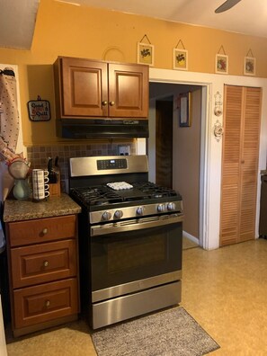 Mikroaaltouuni, uuni, liesi, astianpesukone