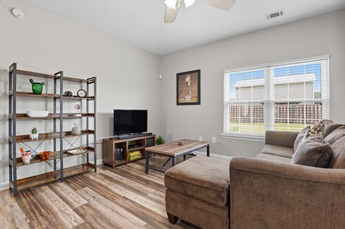 Lowcountry Escape near Savannah | Spacious Backyard & Comforts of Home