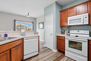 Kjøleskap, mikrobølgeovn, ovn og kokeplater