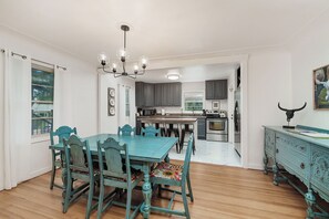 Dining - Quiet Yard & Trees, Fully Stocked Kitchen, Games, Comfort, Back Patio (Billings)