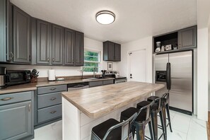 Fridge, microwave, oven, stovetop - Quiet Yard & Trees, Fully Stocked Kitchen, Games, Comfort, Back Patio (Billings)