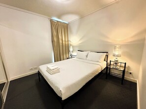 2 habitaciones, tabla de planchar con plancha y ropa de cama 