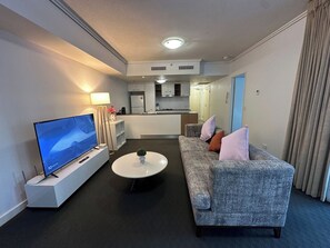 TV - Modern CBD 2 Bedroom Apartment with Free Parking (Brisbane City)