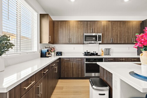 Spacious 5BR Home • Near Ontario Airport, Universities & Convention Center