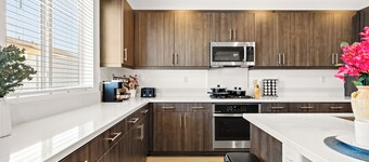 Spacious 5BR Home • Near Ontario Airport, Universities & Convention Center