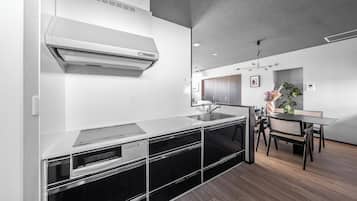 Departamento | Cocina privada | Refrigerador, microondas, parrilla de estufa y tetera eléctrica