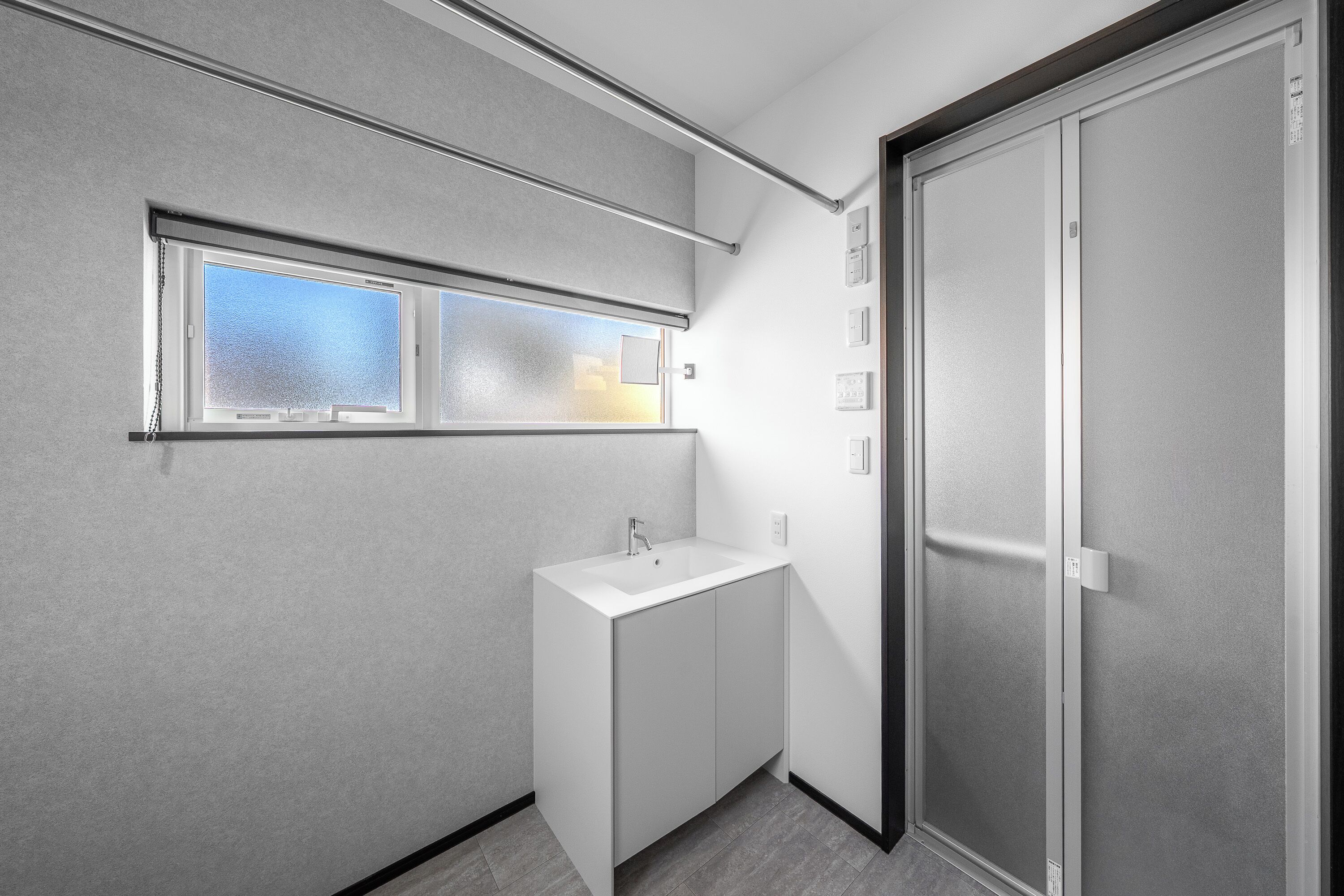 Combined shower/tub, free toiletries, hair dryer, slippers