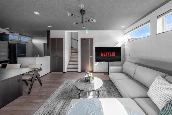 Televisión de pantalla plana de 65 pulgadas con canales digitales