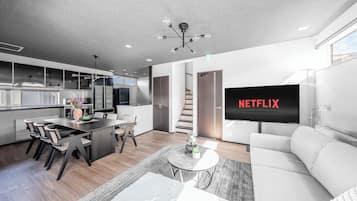Apartamento | Zona de estar | Televisión de pantalla plana de 65 pulgadas con canales digitales