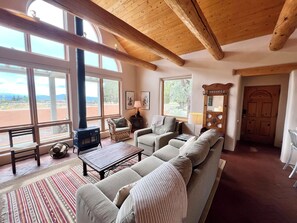 تلفزيون ذكي، مدفأة، كُتُب، ستيريو